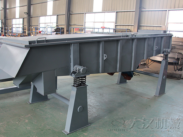 直線輸送機也屬于大型的篩分設備，所以該產品能夠輸送一些比重較大的物料。